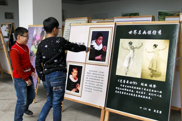 Los Alumnos Chinos Observan Pancartas Que Muestran Creaciones Estudiantes Que —  Fotos de Stock