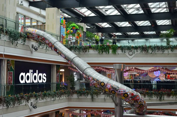 在中国上海浦东新世界百货中国有限公司拥有的巴厘岛春田 巴黎春天 百货上 五层高的巨型绕组滑梯 — 图库照片