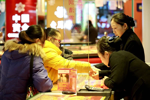 Китайский Клерк Помогает Клиенту Примерить Золотой Браслет Ювелирном Магазине Городе — стоковое фото