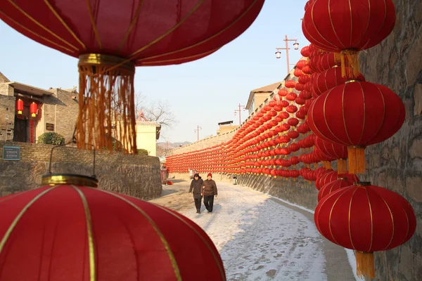 Les Villageois Chinois Passent Devant Des Lanternes Rouges Pour Prochain — Photo