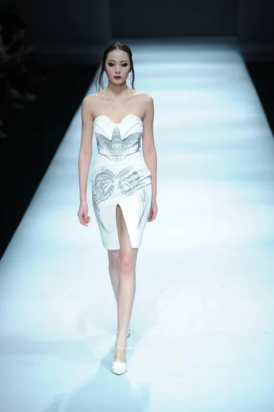 Mannequin Présente Une Nouvelle Création Designer Chinois Hao Jia Défilé — Photo