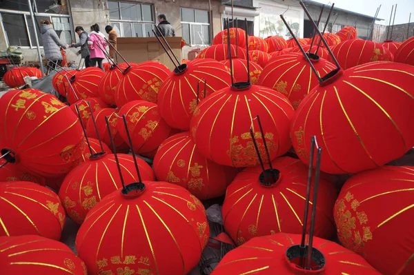 Des Lanternes Rouges Sont Fabriquées Pour Prochain Nouvel Lunaire Chinois — Photo