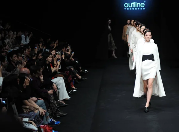 Los Modelos Muestran Nuevas Creaciones Desfile Moda Outline Durante Semana — Foto de Stock