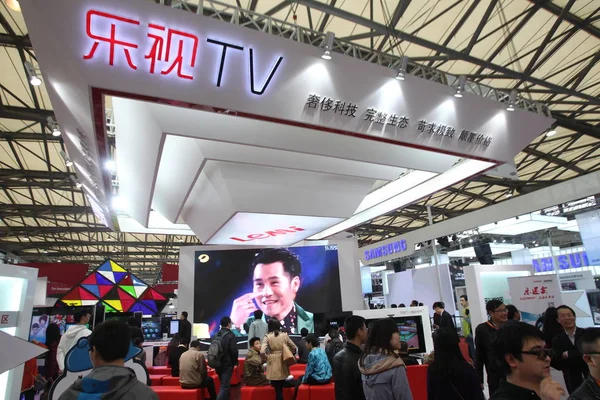 Pessoas Visitam Estande Letv Durante Exposição Mundial Eletrodomésticos Eletrônicos 2014 — Fotografia de Stock