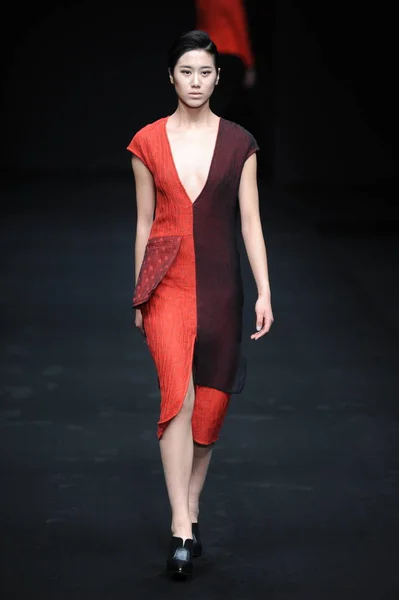 モデルは 中国ファッション週秋 2016 年までに北京 2016 日中にアウトラインのファッションショーで新しい創造を表示します — ストック写真