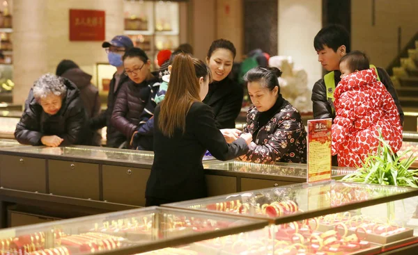 Clienti Cinesi Acquistare Ornamenti Oro Una Gioielleria Pechino Cina Febbraio — Foto Stock