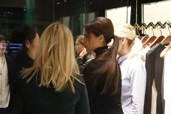 Ngiliz Şarkıcı Sosyetik Victoria Beckham Katılır Yeni Victoria Beckham Moda — Stok fotoğraf