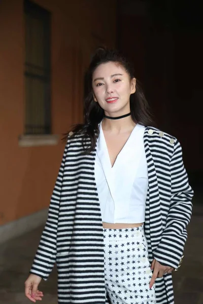 中国女演员张玉琪出席2016年2月25日在意大利米兰举行的米兰时装周 Max Mara 时装秀 — 图库照片
