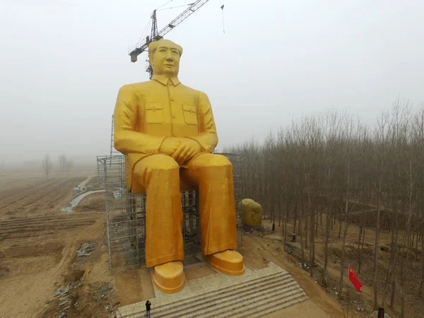 Obří Zlatá Socha Čínských Pozdní Předseda Mao Zedong Výstavbě Blízkosti — Stock fotografie