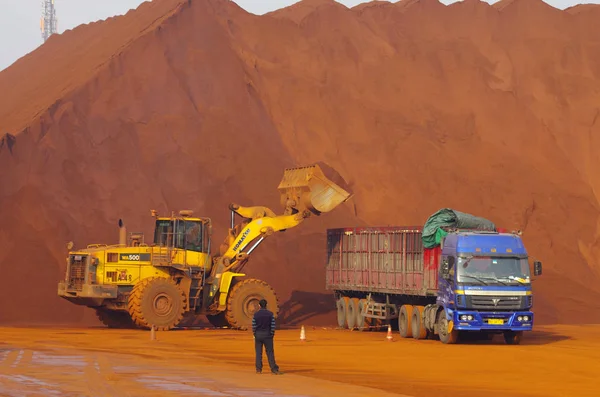 File Una Pala Gommata Carica Camion Con Minerale Ferro Una — Foto Stock