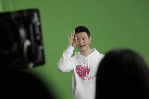 Ator Chinês Huang Xiaoming Posa Uma Sessão Filmagem Para Programa — Fotografia de Stock