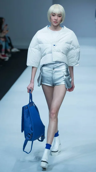 Modell Visar Skapelse Hoo Filynn Modevisning Den Kina Fashion Week — Stockfoto