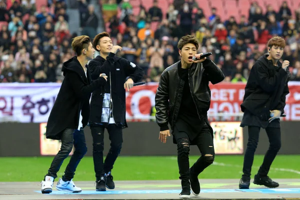 Membros Grupo Masculino Sul Coreano Ikon Apresentam Partida Futebol Amigável — Fotografia de Stock