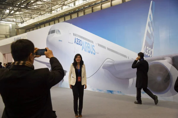 Visitantes Tiram Fotos Frente Uma Parede Com Uma Imagem Airbus — Fotografia de Stock