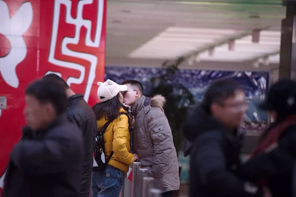 Couple Chinese Lovers Kiss Each Other Bid Farewell Changchun Railway — Stock Photo, Image