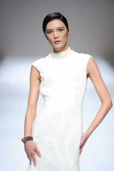 Model Displays New Creation Chinese Designer Sun Xuefei Fei Gallery — Stock Photo, Image
