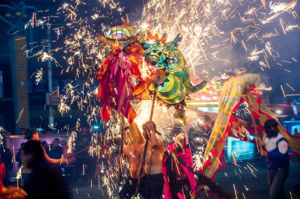 Chinese Entertainers Perform Dragon Dance Sparks Fireworks Celebrate Upcoming Lantern — Stock Photo, Image