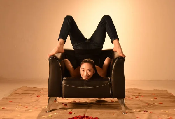 Liu Teng Mujer Más Flexible China Posa Sofá Durante Sesión — Foto de Stock