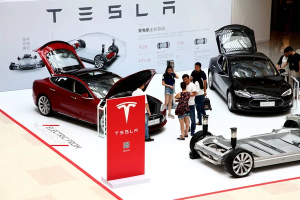 People Visit Stand Tesla Exhibition Shanghai China September 2015 — Stock Photo, Image