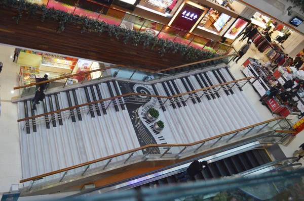 Čínští Zákazníci Chodí Klavírním Schodišti Které Hraje Hudební Noty Když — Stock fotografie