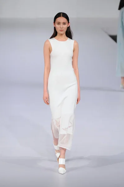 モデルは 中国ファッション週秋 2016 年までに北京 2016 日中中国デザイナー郭瑞平 Duxi ファッションショーで新しい創造を表示します — ストック写真