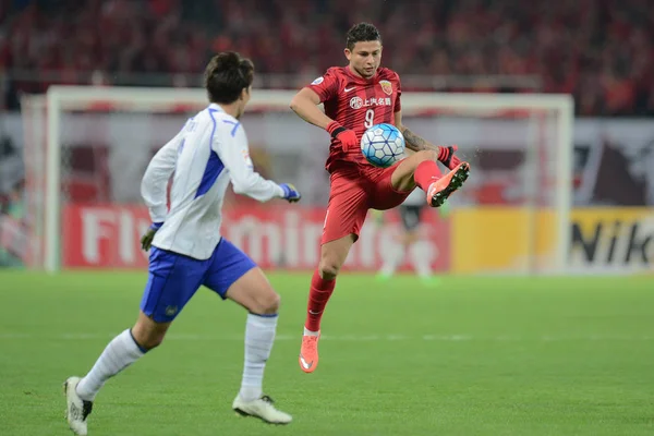 中国の上海 Sipg Elkeson オリヴェイラ カルドーゾは日本のガンバ大阪に対して渡す Afc チャンピオンズ リーグ 2016 上海でのグループ — ストック写真