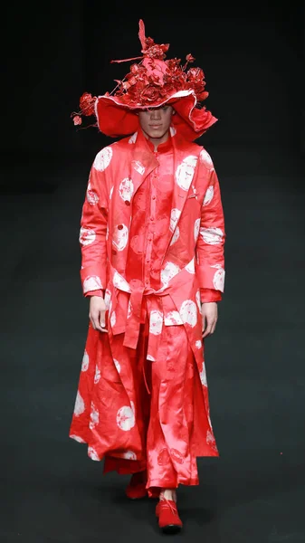 モデルは 中国ファッション週秋 2016 年までに北京 2016 日の間に Xinshen リネン 孫チンのファッションショーで新しい創造を表示します — ストック写真