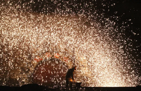 Čínský Kovář Hází Roztavené Železo Zeď Aby Vytvořil Ohňostroj Během — Stock fotografie