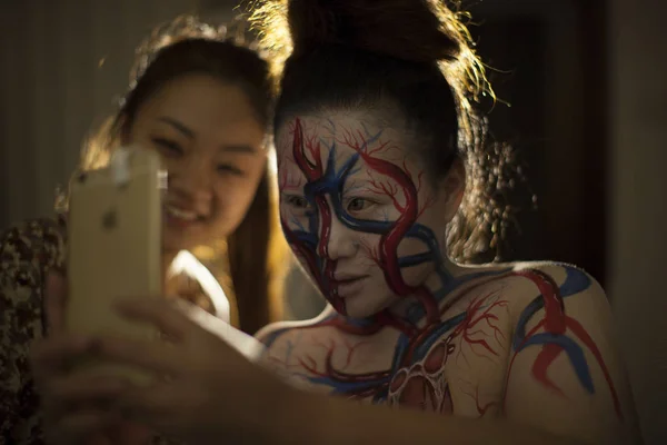 Funcionario Chino Qian Toma Selfies Después Crear Una Pintura Corporal — Foto de Stock