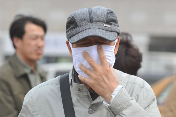 Pedestrian Wearing Face Mask Walks Road Heavy Sandstorm Shenyang City — Stock Photo, Image