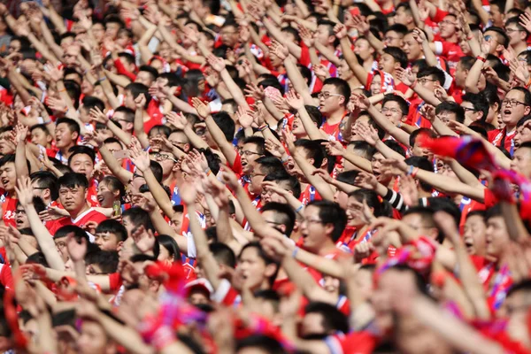 Chongqing Lifan Desteği Bir Ilk Sırasında Yuvarlak Göstermek Için Sloganlar — Stok fotoğraf