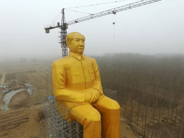 Obří Zlatá Socha Čínských Pozdní Předseda Mao Zedong Výstavbě Blízkosti — Stock fotografie