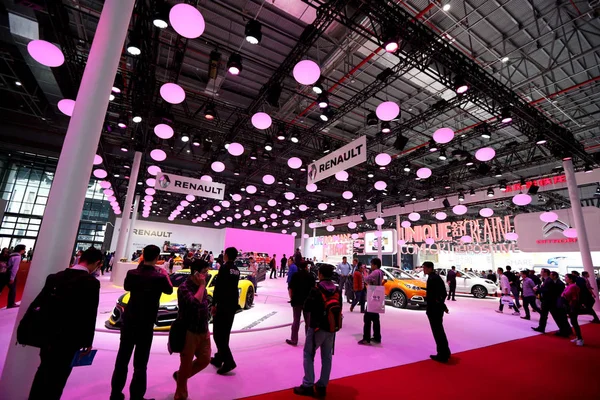 2015年4月22日 第16届上海国际汽车工业展览会 2015年上海车展 在中国上海参观雷诺展台 — 图库照片