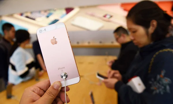 Клиент Показывает Смартфон Iphone Apple Store Около Западного Озера Городе — стоковое фото