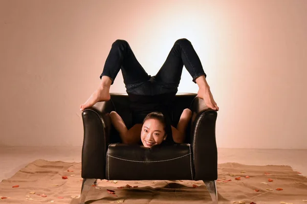 Liu Teng Mujer Más Flexible China Posa Sofá Durante Sesión — Foto de Stock