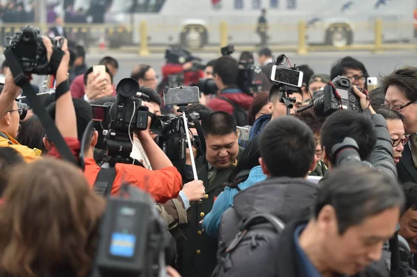 中国将军毛新宇 毛泽东的孙子 在到达人民大会堂出席中国人民委员会第十二届全国委员会第四届会议开幕式时 被记者包围 — 图库照片