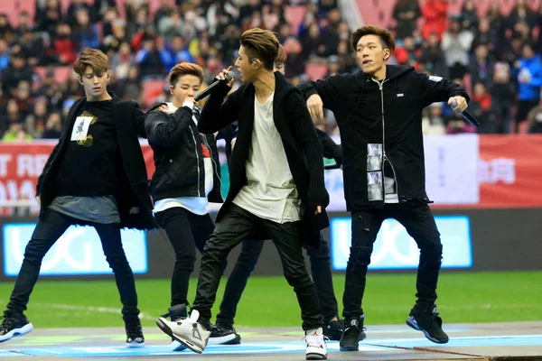 韓国少年グループ Ikon のメンバーは 2016 上海で 2016年笑顔アジアカップ中国で フレンドリーなサッカーの試合で実行します — ストック写真