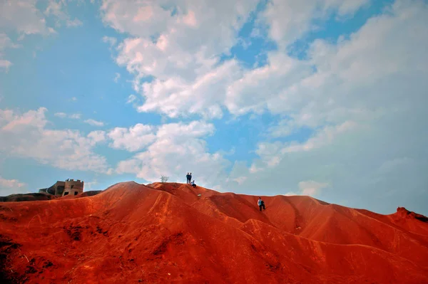 Turistas Caminham Terra Vermelha Lodo Marrom Amarelo Nas Montanhas Nanling — Fotografia de Stock