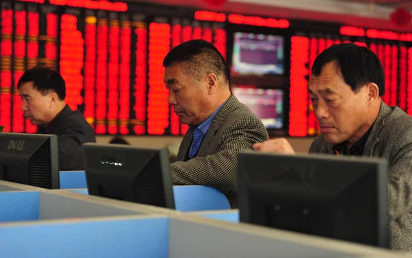 Китайские Инвесторы Смотрят Цены Акций Красный Роста Цен Биржевом Брокерском — стоковое фото