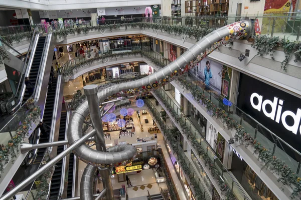 2016年2月13日 中国上海浦东一家购物中心 一条五层高的巨型蜿蜒滑梯 — 图库照片