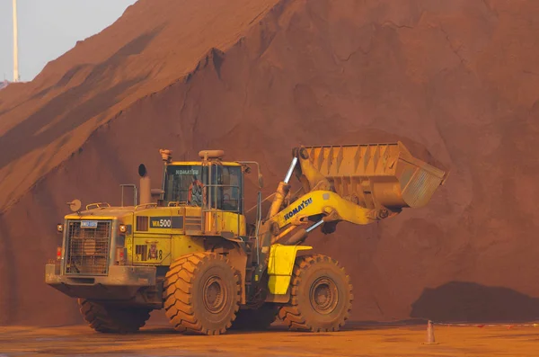 Pala Gommata File Carica Minerale Ferro Una Banchina Del Porto — Foto Stock