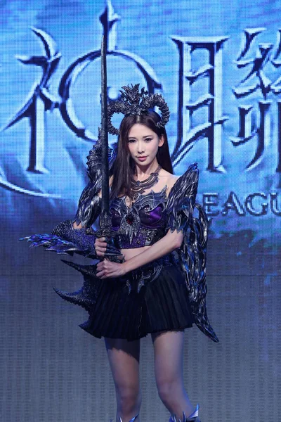 台湾のモデルで女優リン チーリンが 2016 オンライン ゲーム リーグの天使 を促進するイベントでポーズ — ストック写真