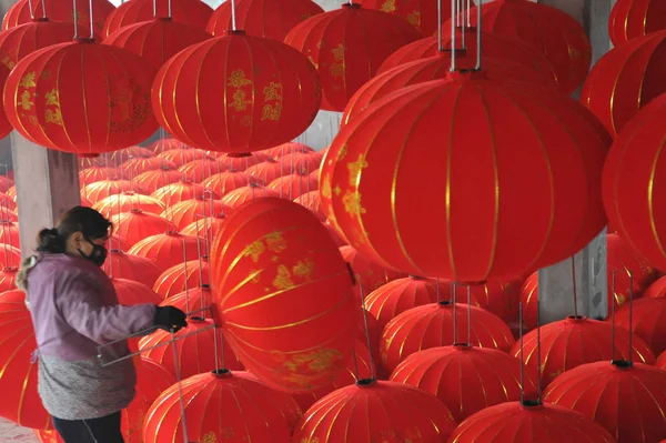 Une Travailleuse Chinoise Aère Des Lanternes Rouges Pour Prochain Nouvel — Photo