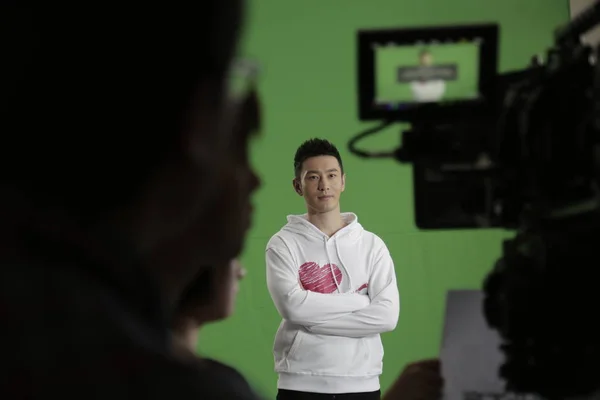 Aktor Cina Huang Xiaoming Berpose Pada Sesi Syuting Untuk Program — Stok Foto