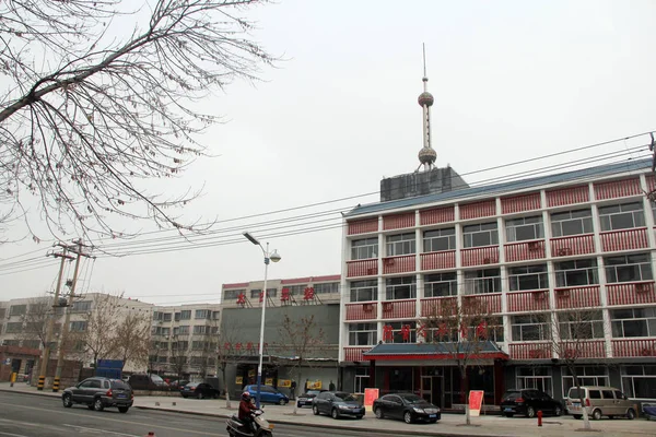 上海のランドマークビルに非常に似た雷の棒 東洋真珠テレビ塔は 中国東部の山東省ビンゾウ市の建物の屋上に設置され 2016年2月22日 — ストック写真