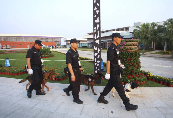 Guardias Seguridad Perros Patrullan Centro Internacional Convenciones Bfa Antes Conferencia — Foto de Stock