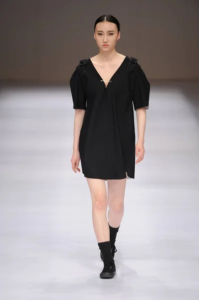モデルは 中国ファッション週秋 2016 年までに北京 2016 日中に Bift Ellassay 奨学金授与式で新規作成から 北京研究所のファッション技術新興デザイン — ストック写真