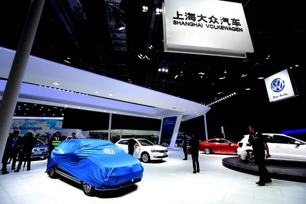 Los Empleados Son Vistos Stand Shanghai Volkswagen Una Empresa Conjunta — Foto de Stock