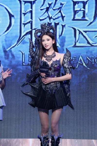 台湾模特兼女星林志玲在台湾台北举行的网络游戏 天使联盟 宣传活动中摆姿势 — 图库照片