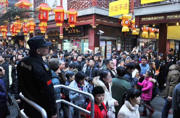 Turister Folkmassan Gata Garden Eller Yuyuan Garden Det Kinesiska Nyåret — Stockfoto